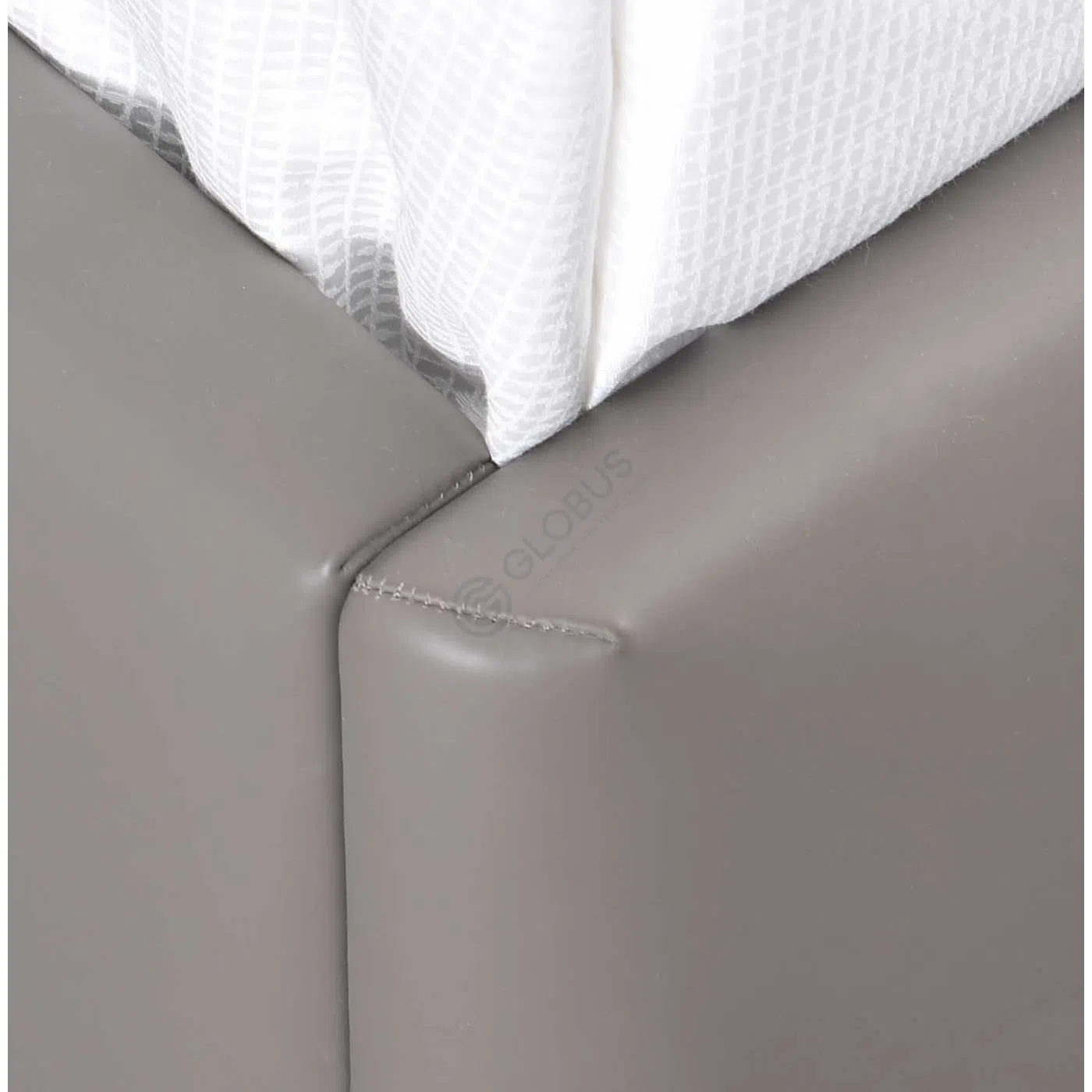 Кровать POLTRONA FRAU Coupe De Luxe