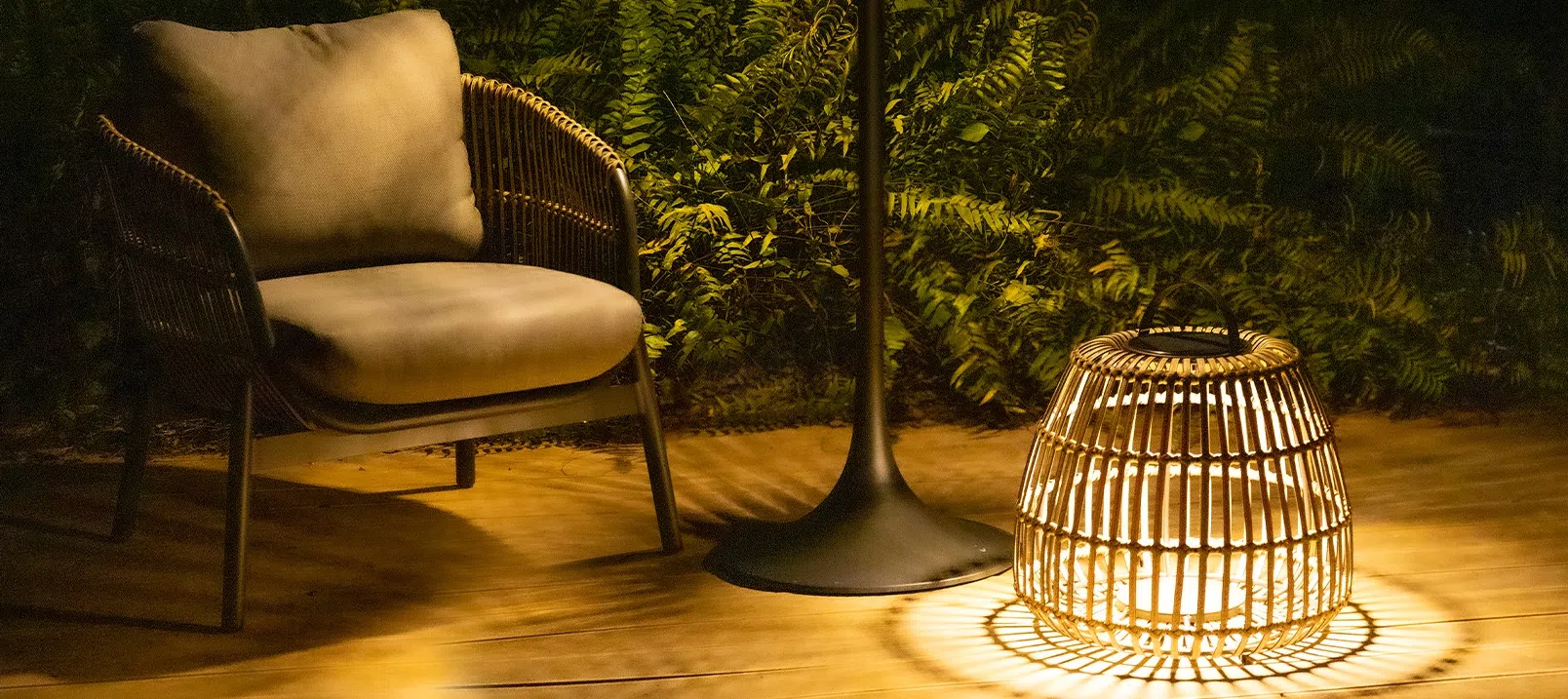 Solar-powered outdoor lamp Angelito