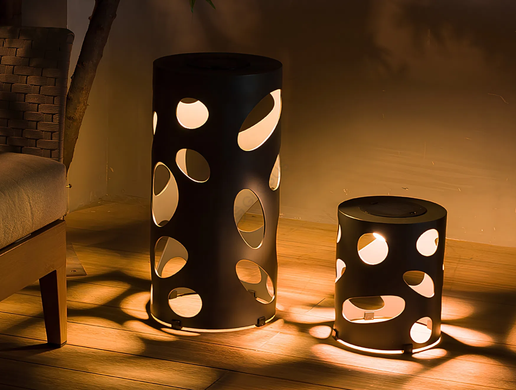 Solar-powered outdoor lamp Crestino