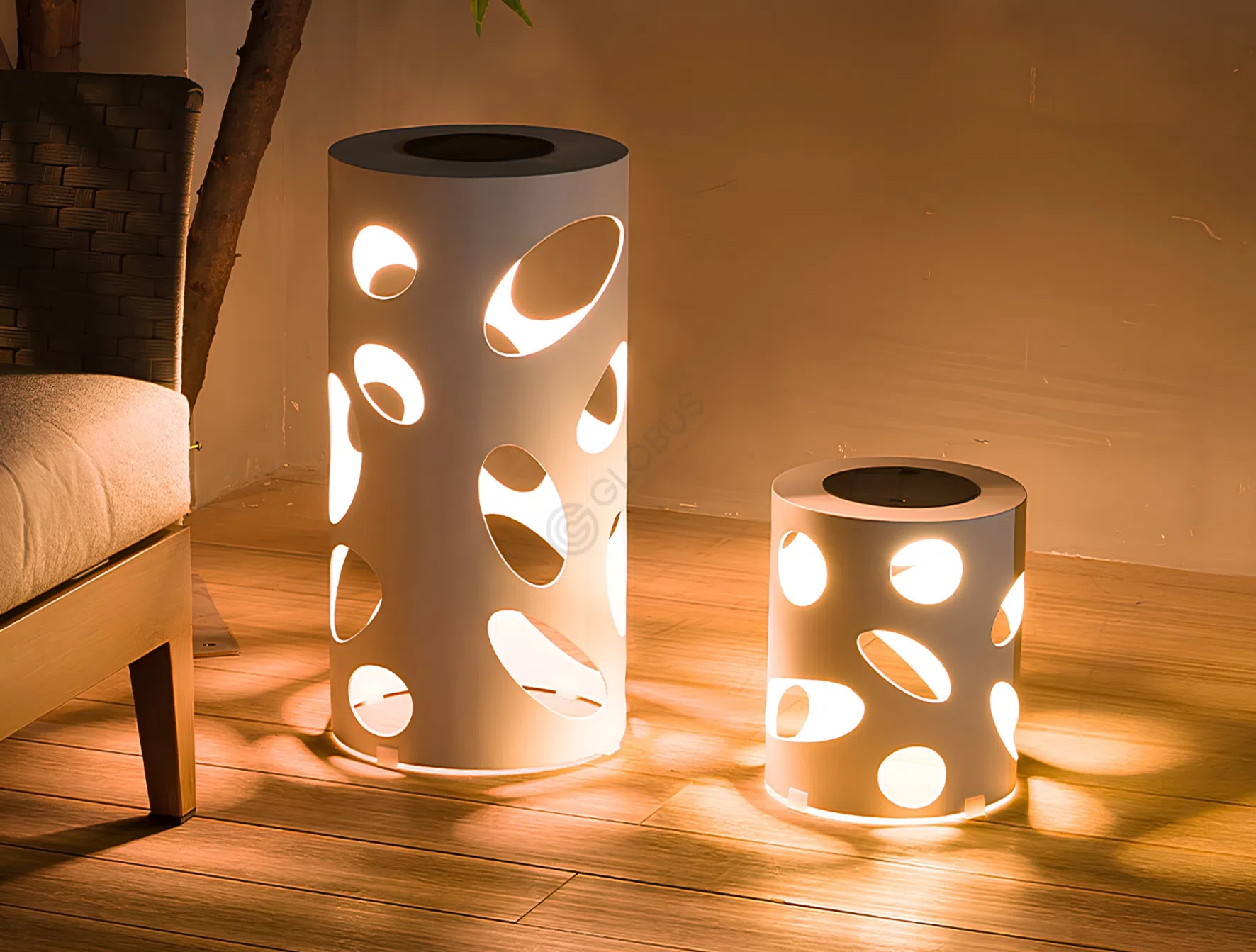 Solar-powered outdoor lamp Crestino