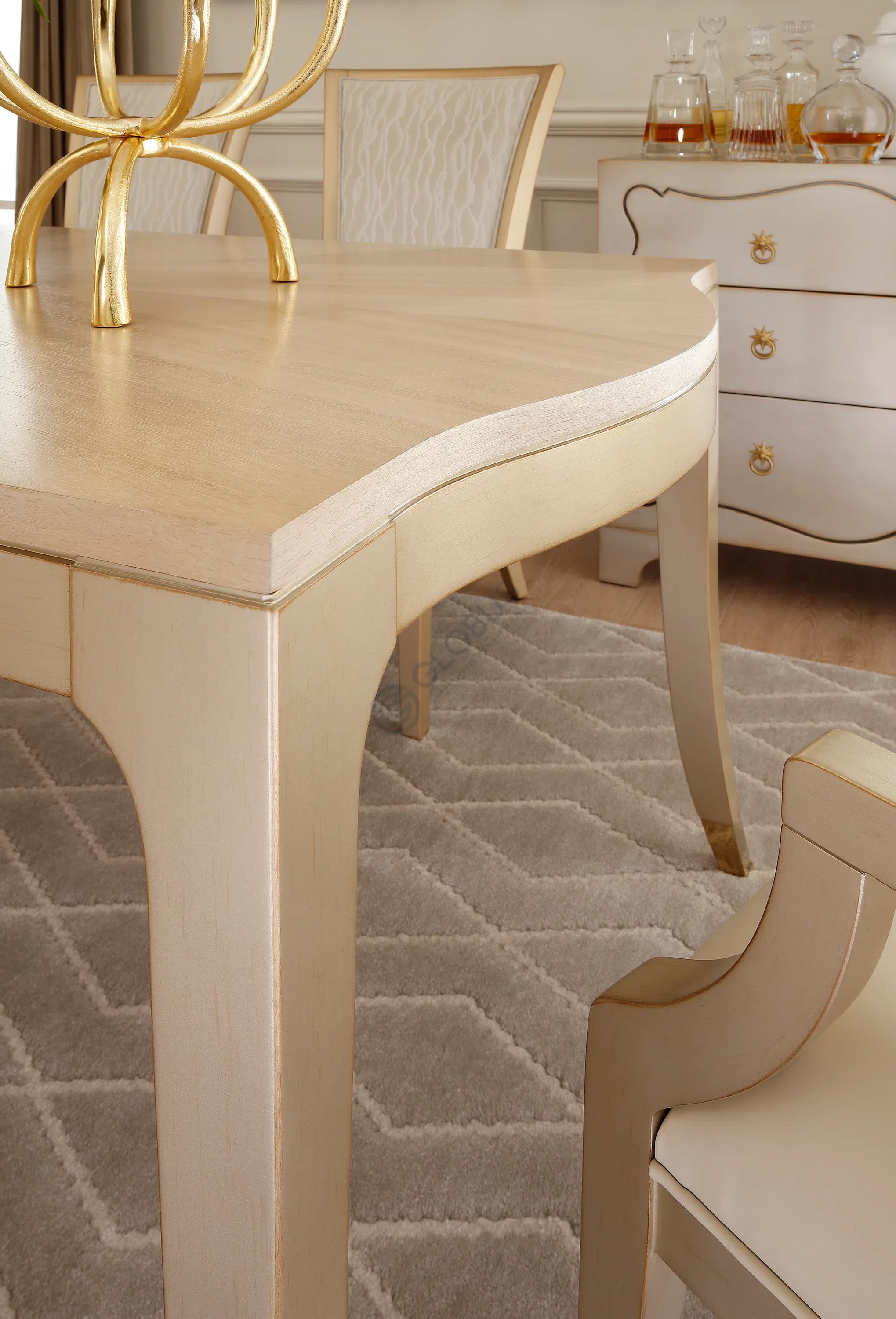 Dining table CARACOLE On A Silver Platter