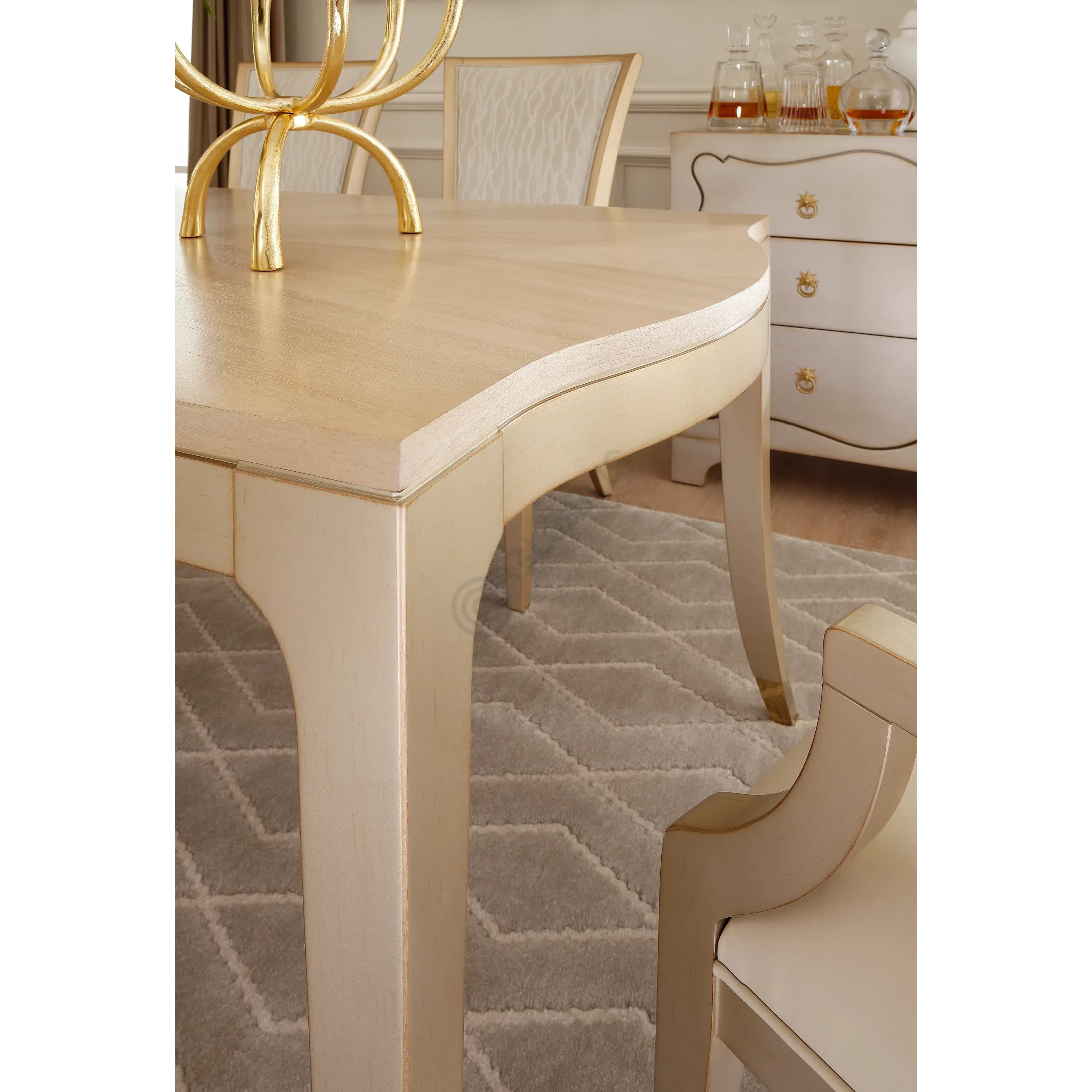 Dining table CARACOLE On A Silver Platter