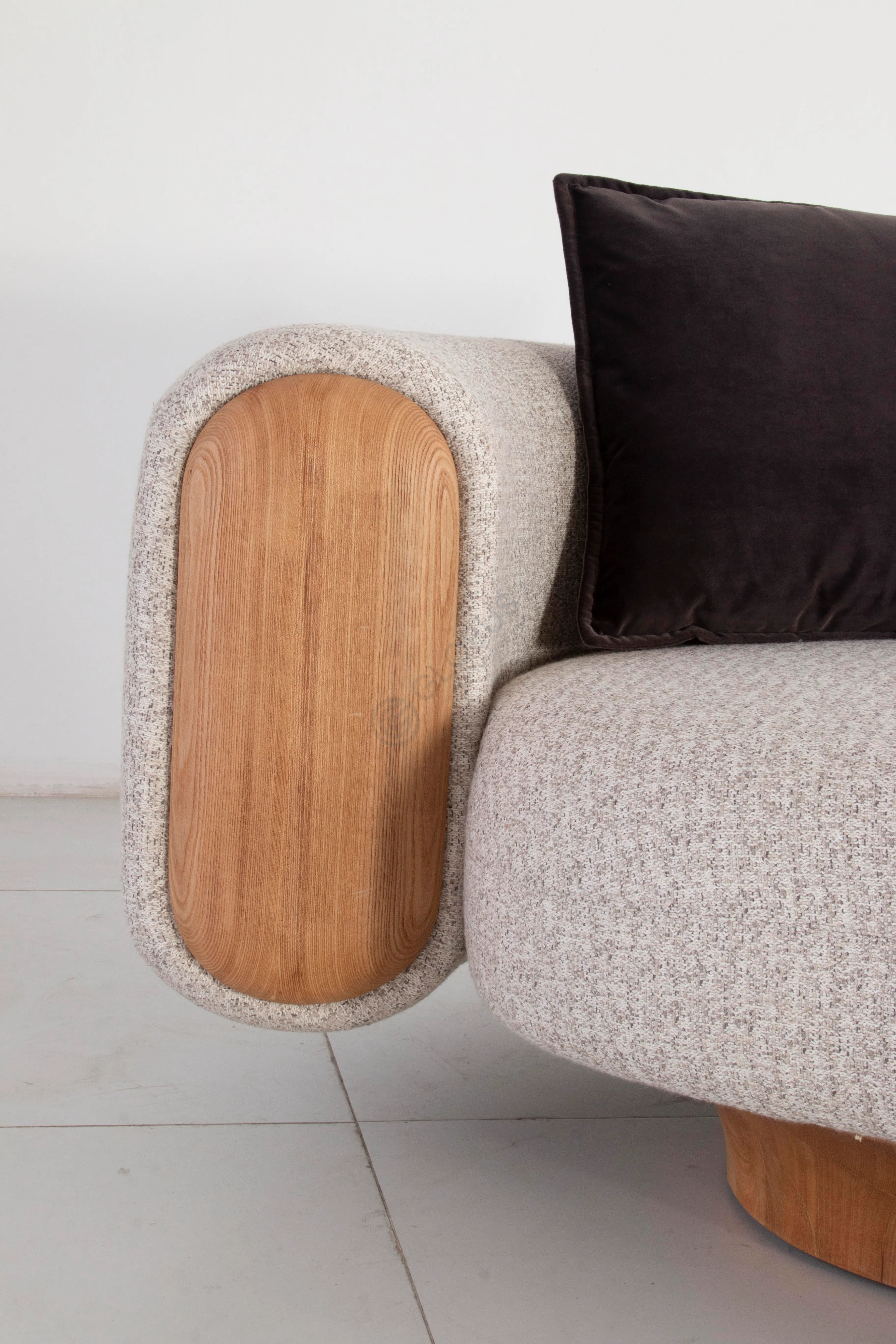 Couch ENNE Suspence B