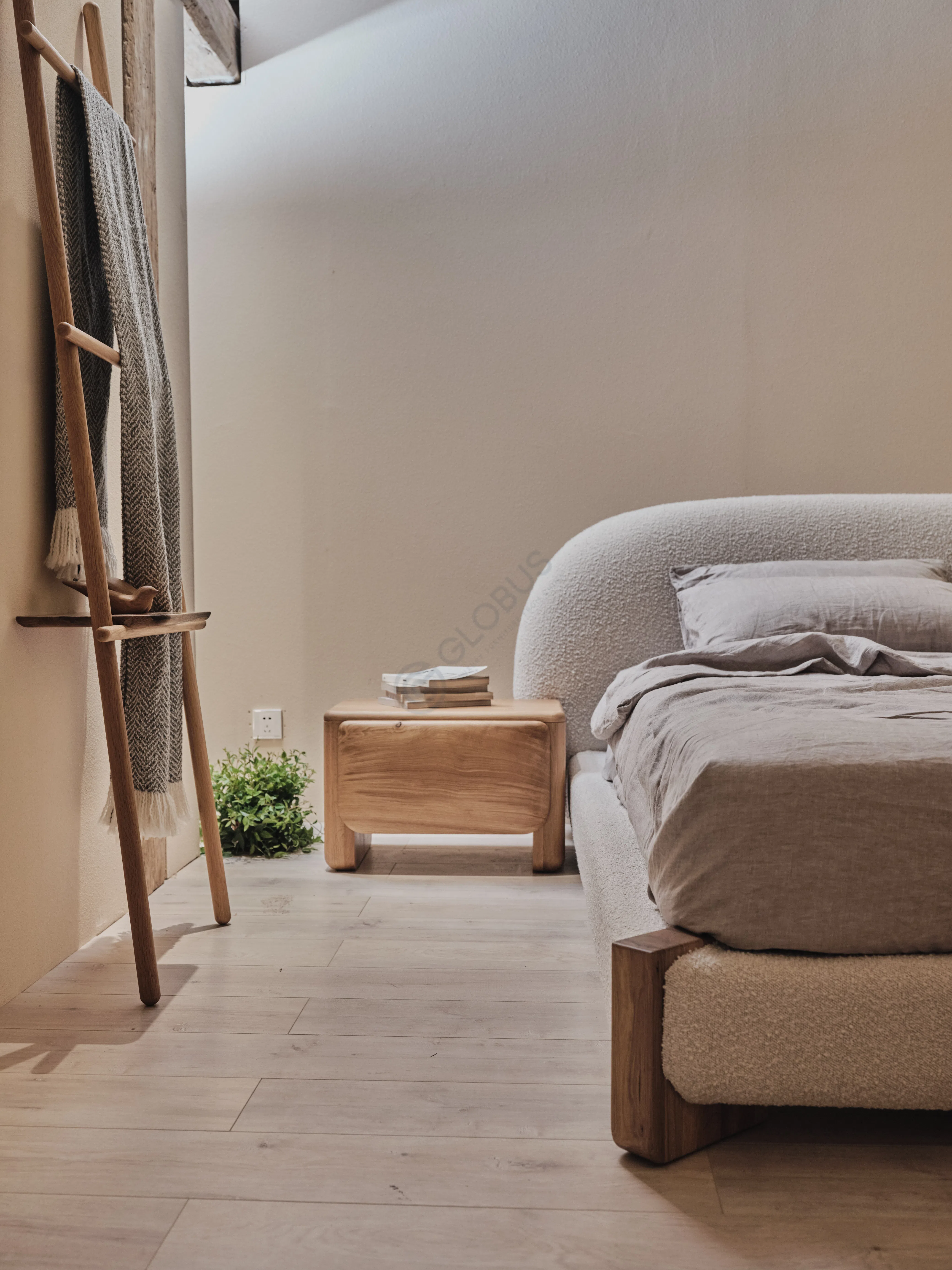 Bedside table Octaviana