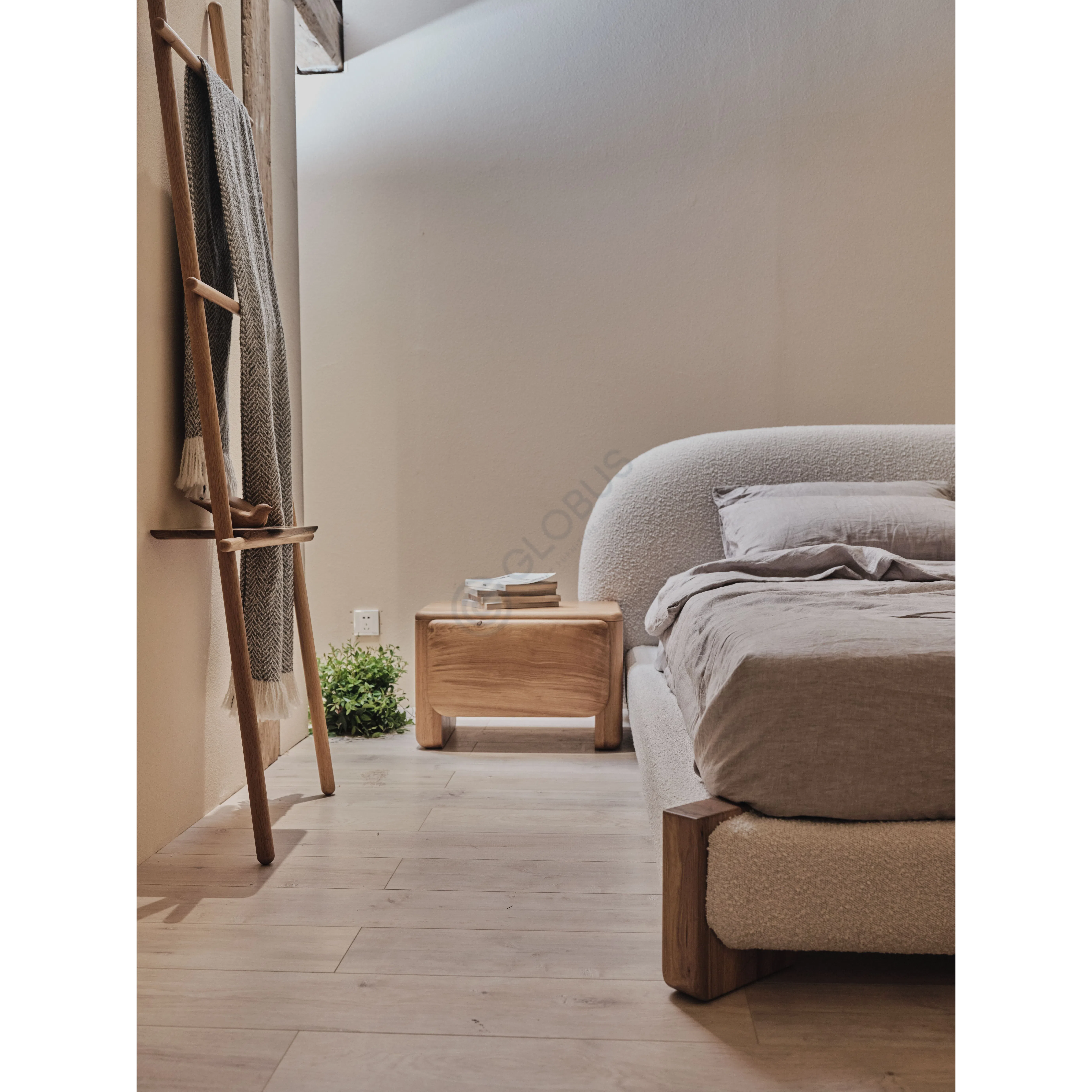 Bedside table Octaviana