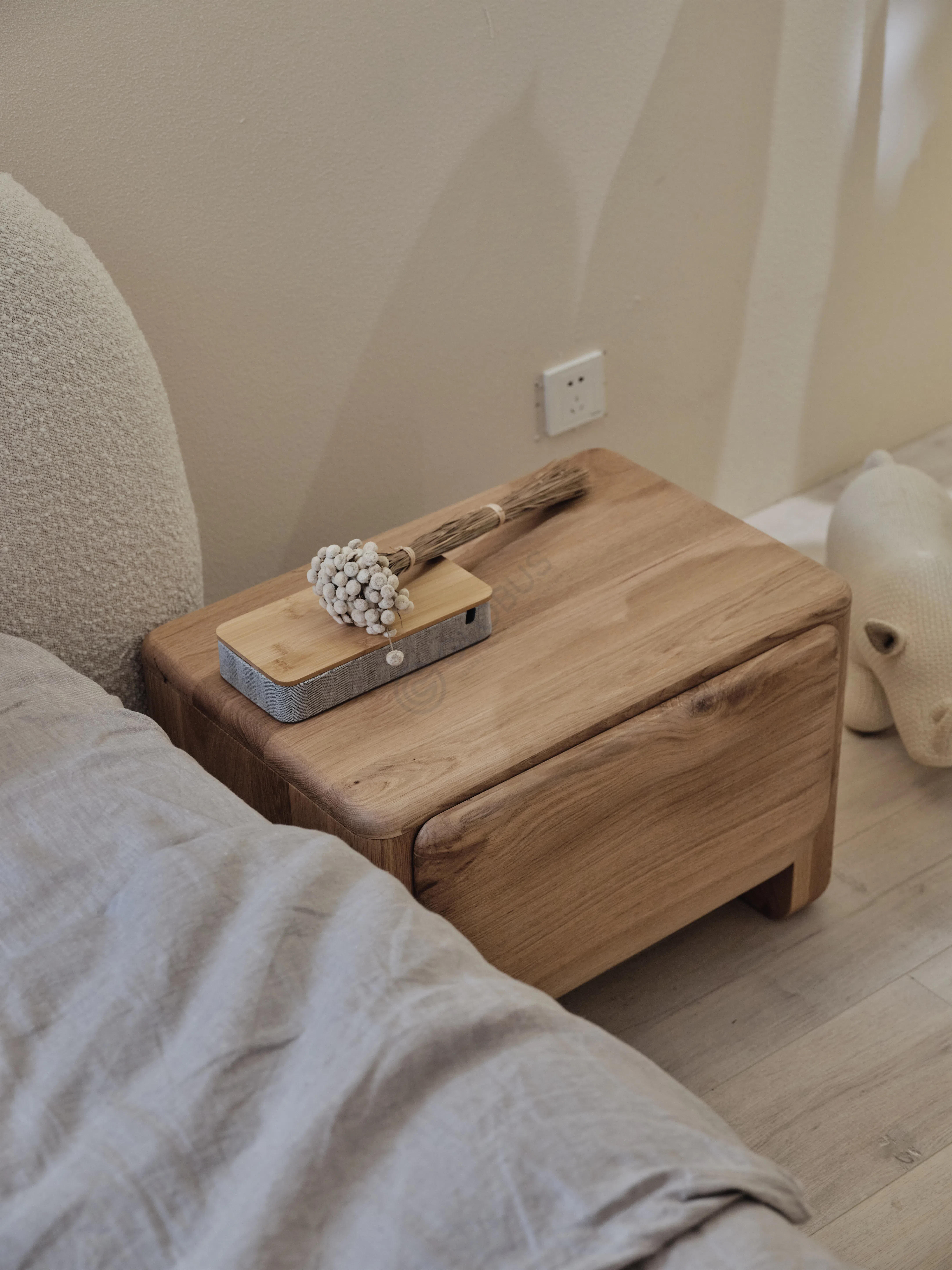 Bedside table Octaviana