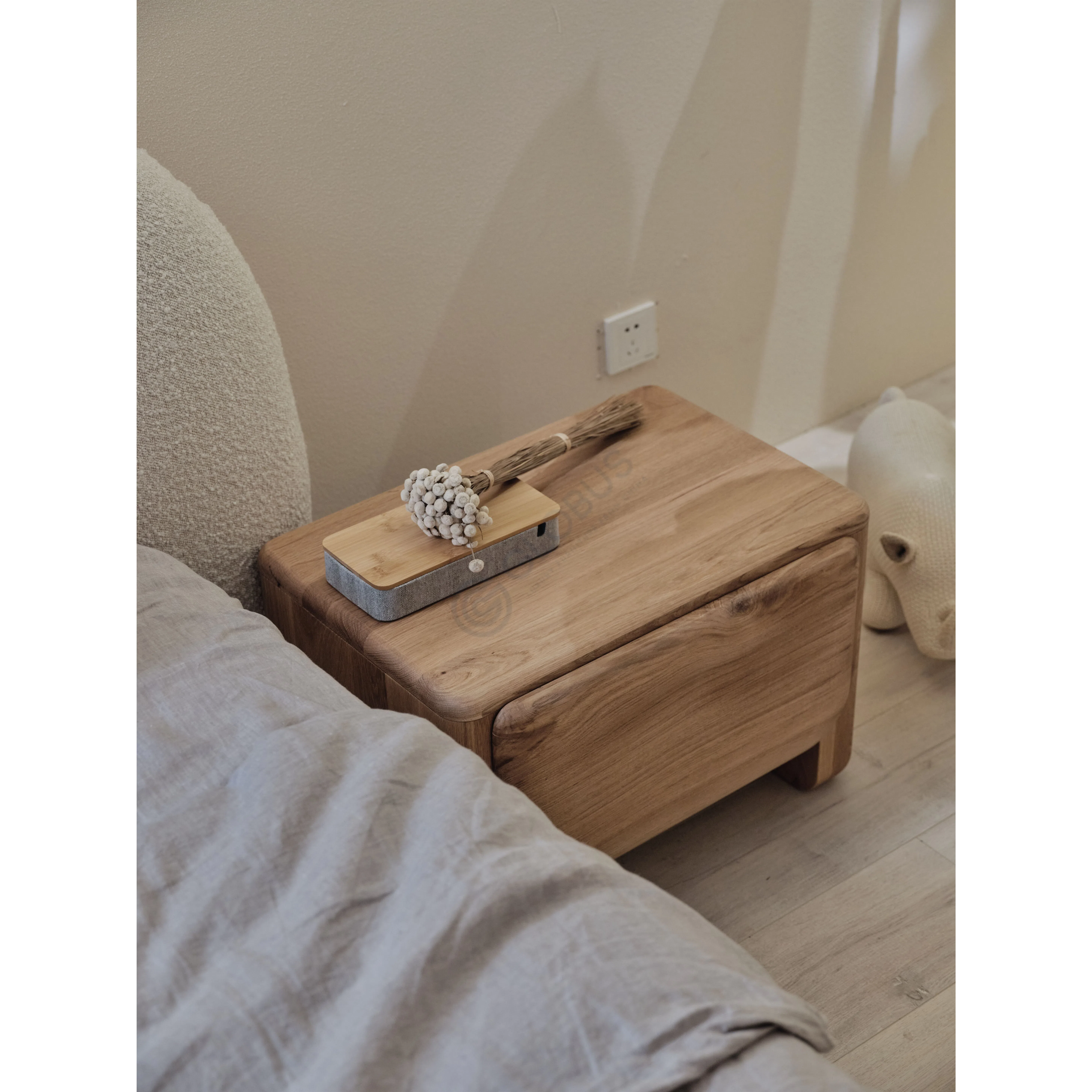 Bedside table Octaviana