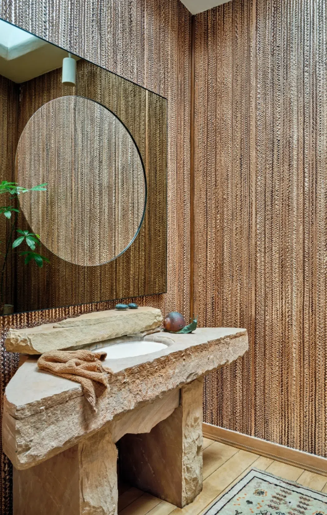 Emma Chamberlain's Tactilely Warm Bathroom Emma Chamberlain's Tactilely Warm Bathroom