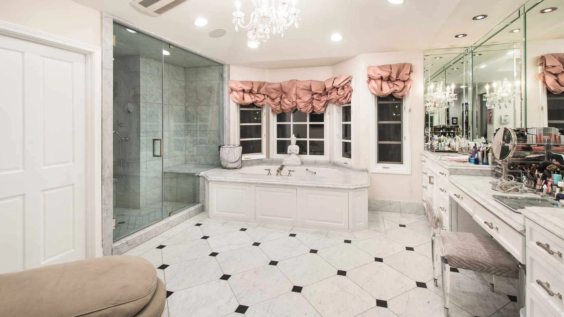 Kyle Richards' bathroom Kyle Richards' bathroom