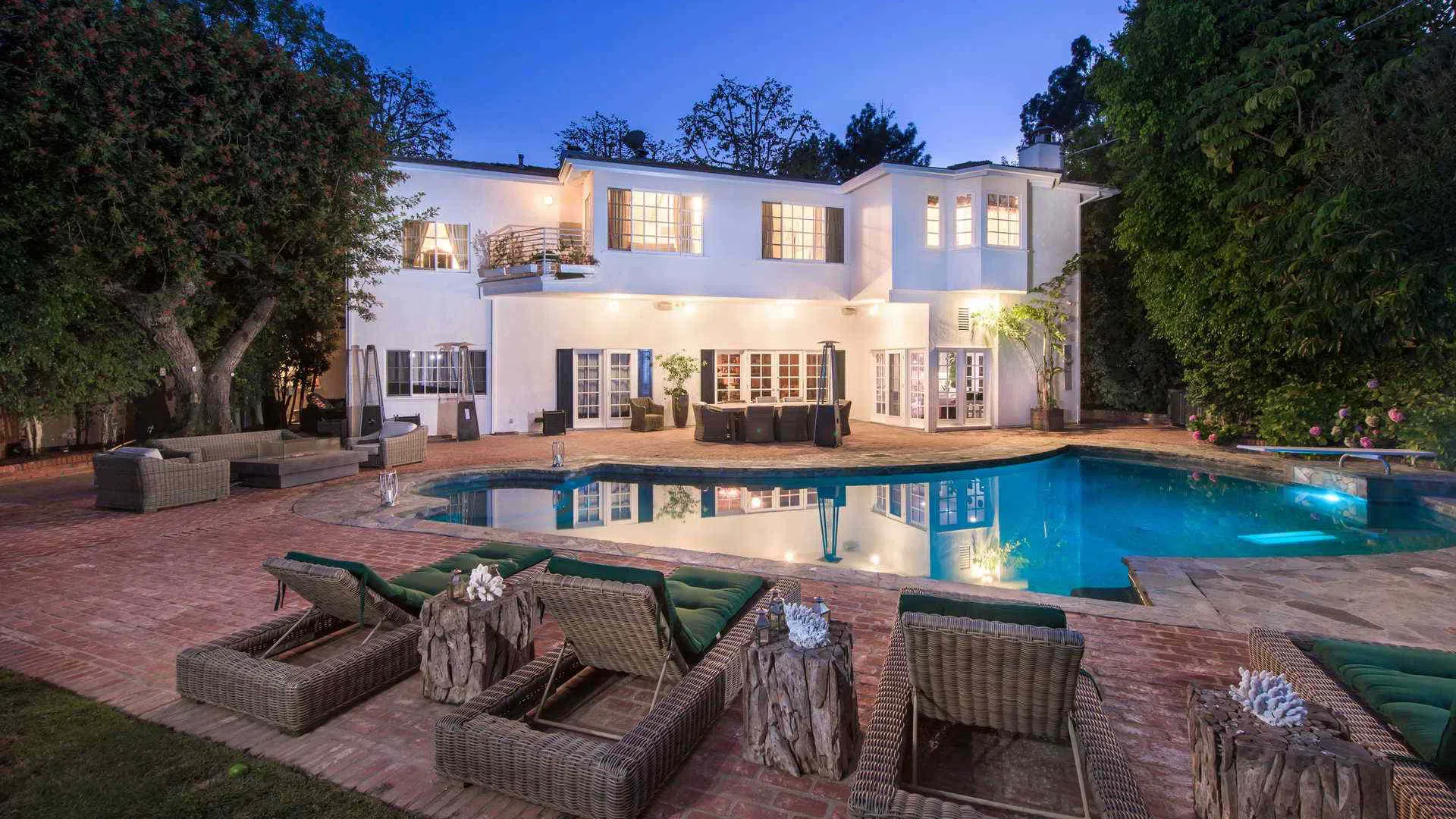 Kyle Richards' swimming pool area Kyle Richards' swimming pool area